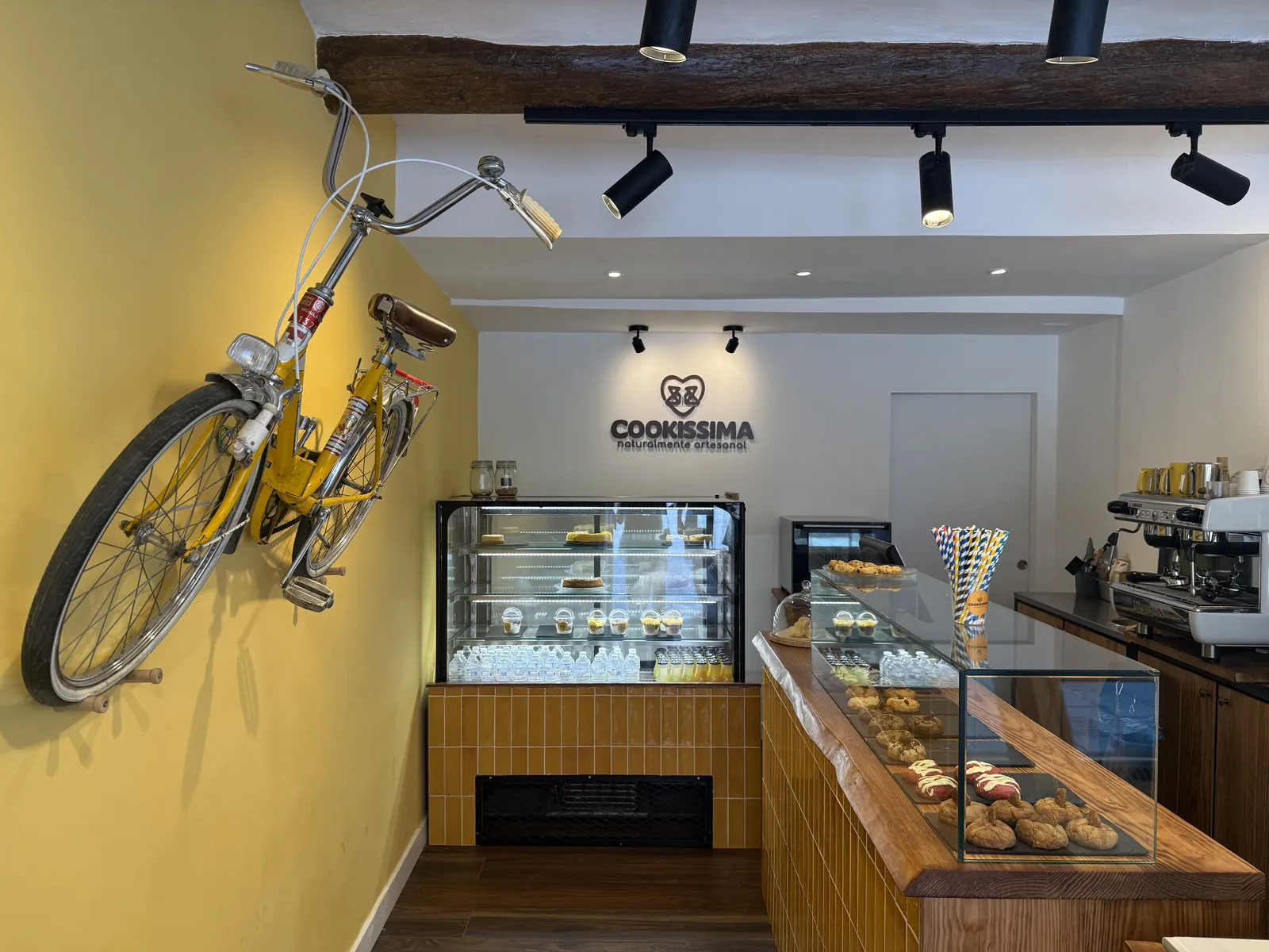 Interior de Cookissima en Calle Coso Alto 25, Huesca: mostrador de cookies, vitrina y cafetera